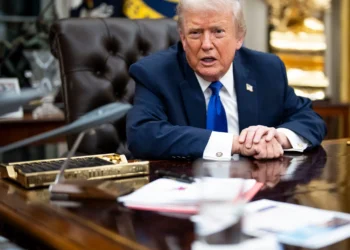 با شدت‌گرفتن اعتراضات، ترمپ ایران را به حمله‌ی نظامی تهدید کرد