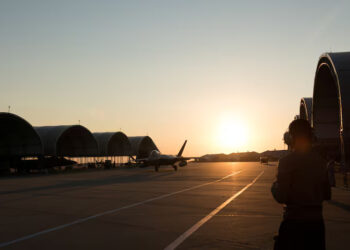 رویترز: برخی از کارکنان پایگاه امریکا در قطر توصیه‌ی تخلیه دریافت کردند