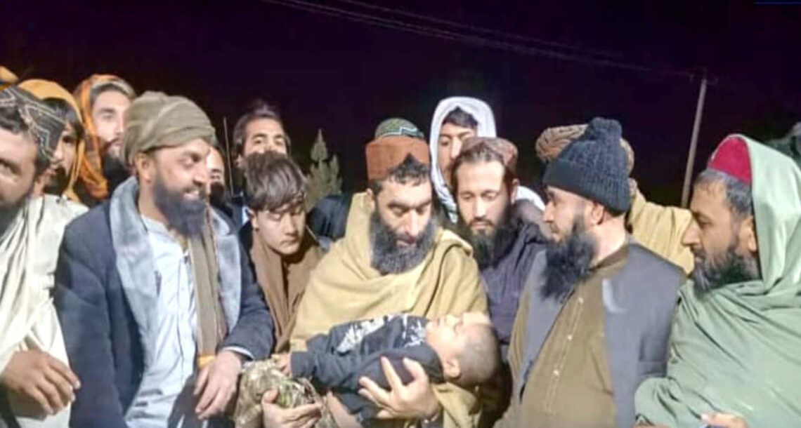 طالبان میگوید دو کودک را در سرپل از چنگ آدمربایان نجات داد