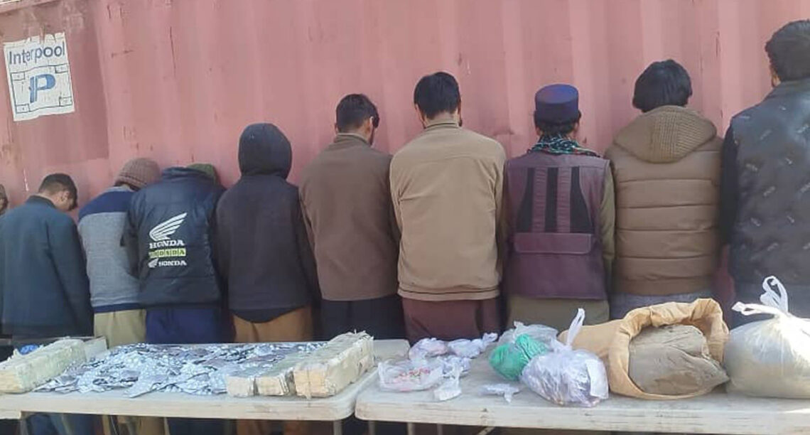 طالبان از بازداشت ۳۰ تن در پیوند به قاچاق و فروش مواد مخدر خبر داد