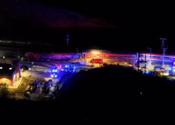 برخورد دو قطار در اسپانیا جان ۲۱ تن را گرفت