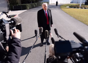 قانون‌گذار امریکایی: ایالات متحده اردوگاه پناه‌جویان افغانستان در قطر را می‌بندد