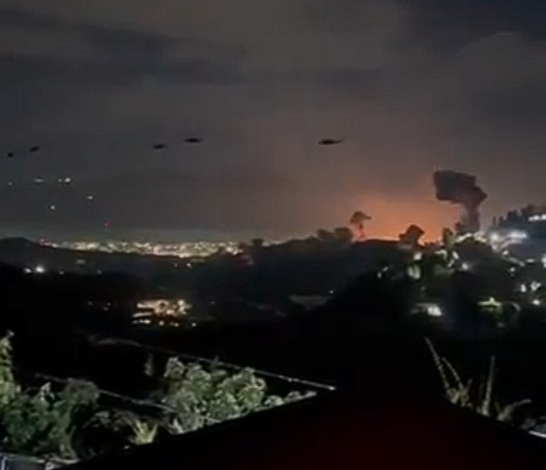 هنوز هواپیماها بر فراز کارکاس در پرواز هستند