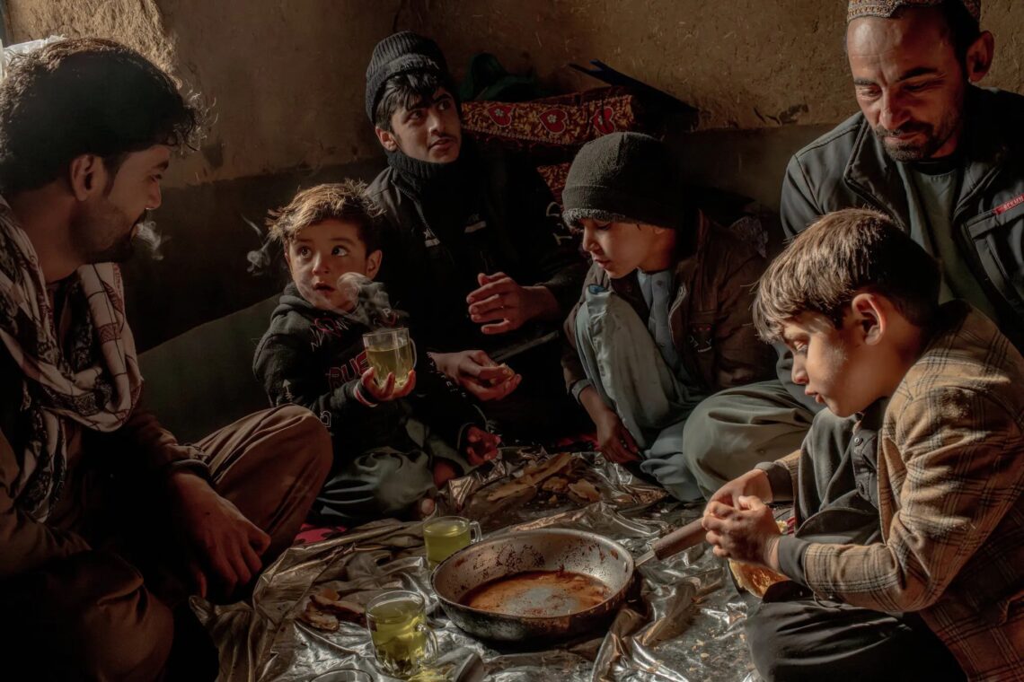 در ماه رمضان بسیاری از مردم افغانستان توان خرید خرما برای افطار را ندارند