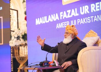 سیاست‌مدار پاکستانی: طالبان برای حل اختلافات راه گفت‌وگو با اسلام‌آباد را در پیش گیرد