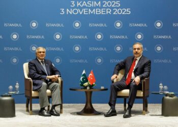 وزیر خارجه‌ی پاکستان با همتای ترکیه‌ای خود در مورد جنگ با طالبان گفت‌وگو کرد