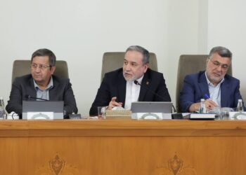 عباس عراقچی پیش از مذاکره با امریکا: در برابر تهدیدات تسلیم نمی‌شویم