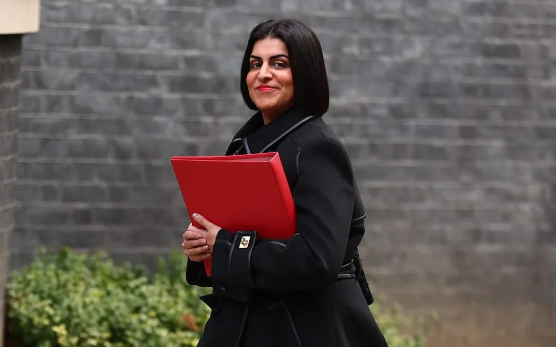 بریتانیا صدور ویزای تحصیلی و کاری را برای شهروندان افغانستان متوقف میکند