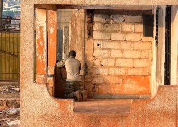 ارتش مالی می‌گوید گروه‌های مسلح به چندین منطقه‌ی این کشور حمله کردند