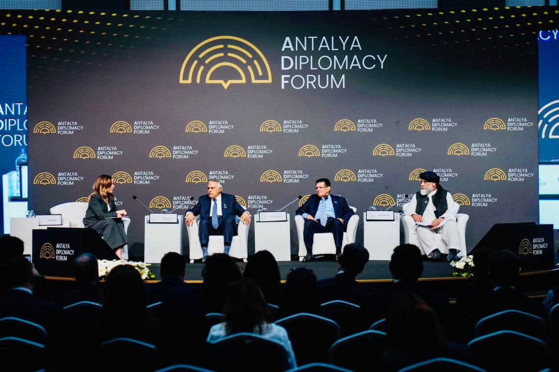 حضور همزمان مقام‌های ارشد طالبان و پاکستان در بحثی در نشست آنتالیا