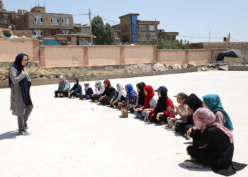 محدودیت‌ها علیه زنان؛ افغانستان ممکن است ۲۵ هزار آموزگار و کارکن صحی زن خود را از دست دهد