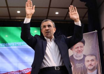 نیویارک تایمز: امریکا و اسرائیل قصد انتصاب احمدی‌نژاد به عنوان رهبر ایران را داشتند