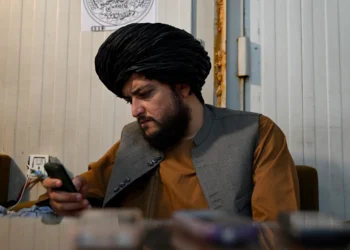 ممنوعیت استفاده از موبایل کارهای اداری طالبان را مختل کرده است