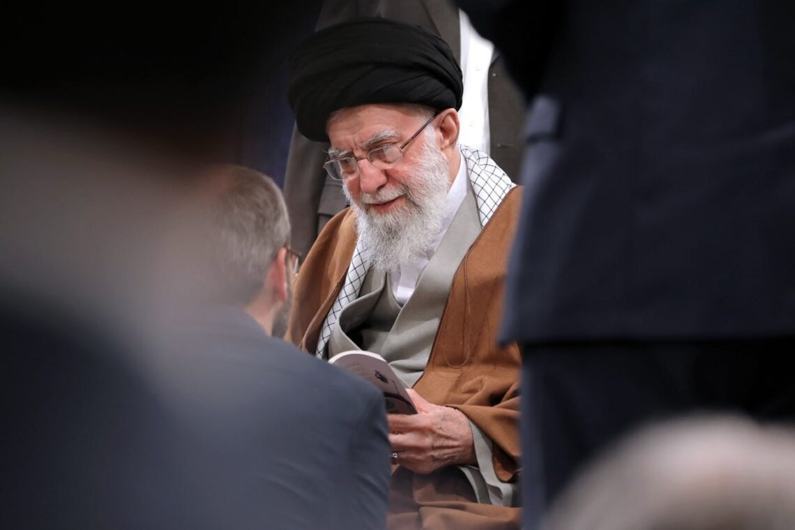 پیکر علی خامنهای در عراق نیز تشییع میشود