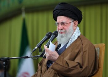 پیکر علی خامنه‌ای در ۱۸ سرطان در مشهد به خاک سپرده می‌شود