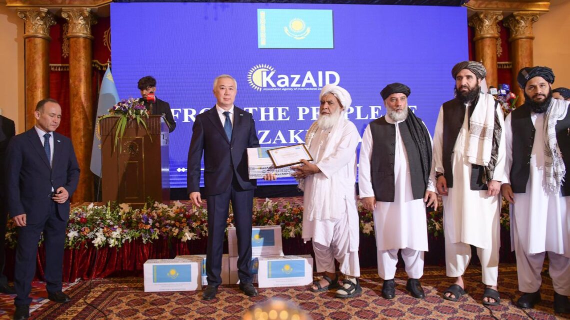 قزاقستان ۳۲۰ تُن مواد کمکی به افغانستان فرستاد