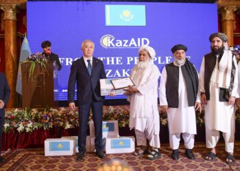 قزاقستان ۳۲۰ تُن مواد کمکی به افغانستان فرستاد