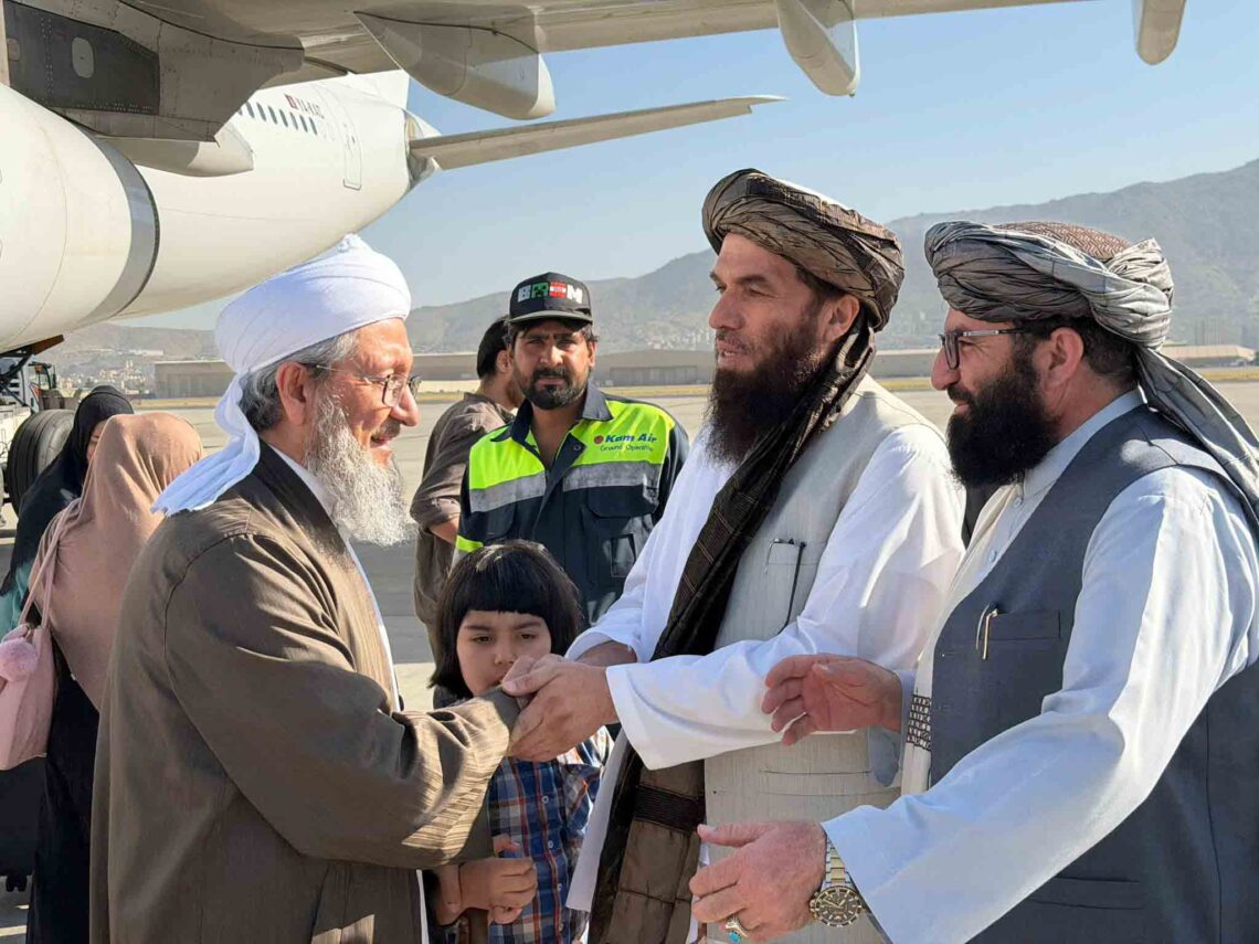 عصمت‌الله مجددی به کشور برگشت