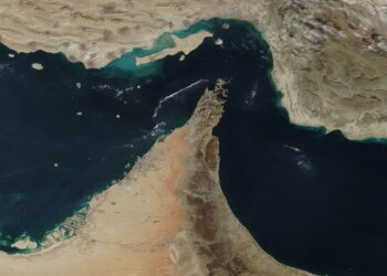 بلومبرگ: تردد کشتیها در تنگهی هرمز تقریباً متوقف شده است
