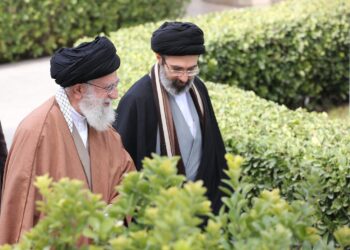نیویارک تایمز: مجتبی خامنه‌ای خواستار اشتراک در مراسم خاک‌سپاری پدرش است