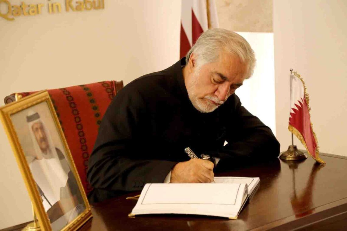 عبدالله با حضور در سفارت قطر دفتر یادبود امیر پیشین این کشور را امضا کرد