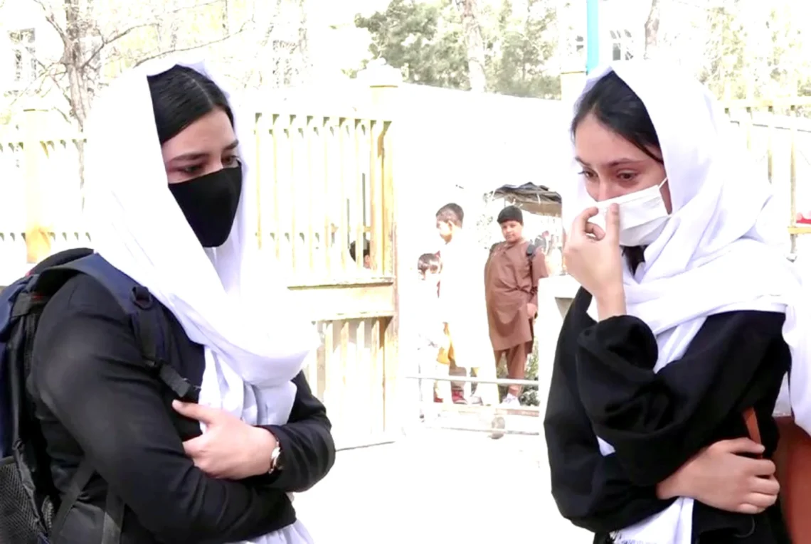 دختر محروم از آموزش: هنوز بکس مکتبم را نگه داشتهام