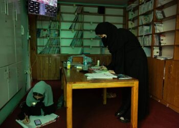 نیویارک تایمز: بسیاری از اعضای طالبان چشم خود را بر فعالیت مکاتب مخفی دخترانه می‌بندند