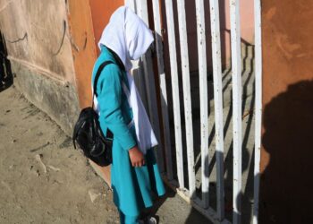 دختر محروم از آموزش: هنوز بکس مکتبم را نگه داشته‌ام
