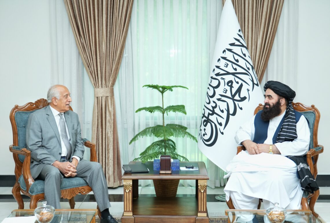 متقی و خلیل‌زاد در باره‌ی «گسترش روابط افغانستان و امریکا» گفت‌وگو کردند