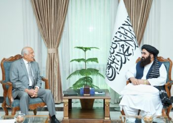 متقی و خلیل‌زاد در باره‌ی «گسترش روابط افغانستان و امریکا» گفت‌وگو کردند