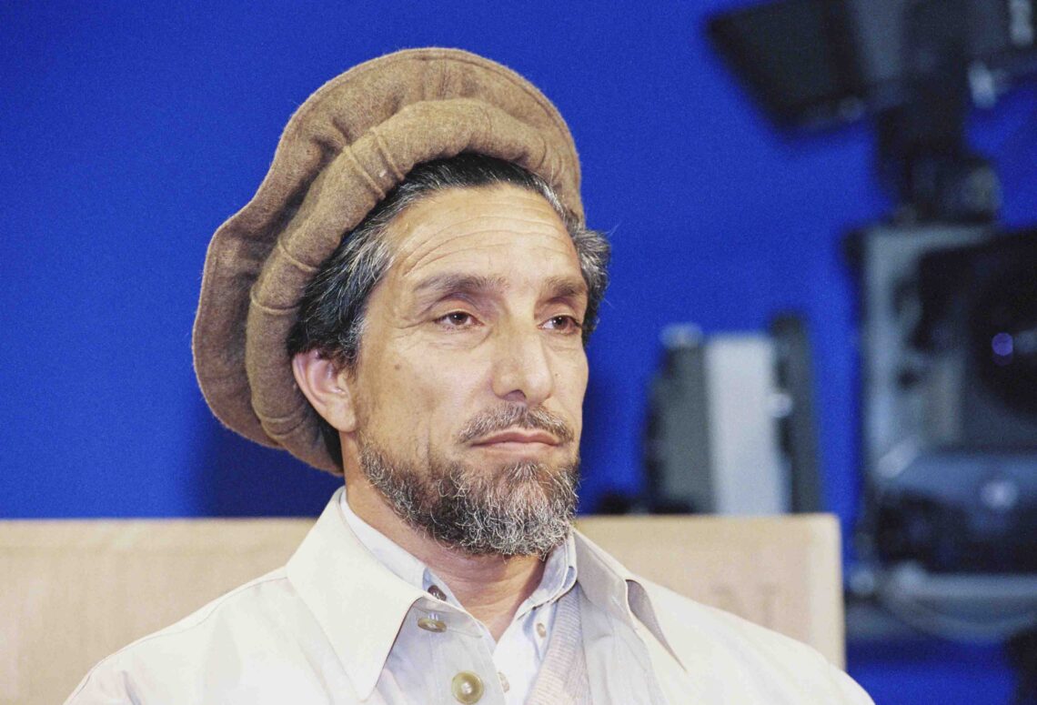 عبدالله مسعود را «قهرمان ملی» و کرزی او را «مجاهد قهرمان» خواند