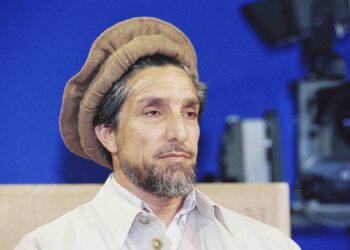 عبدالله مسعود را «قهرمان ملی» و کرزی او را «مجاهد قهرمان» خواند