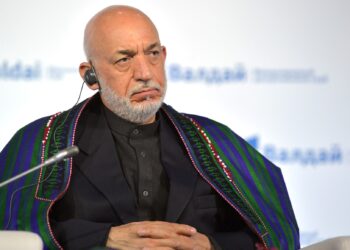 کرزی از پاکستان خواست ممنوعیت ادامه‌ی تحصیل دانشجویان طب اهل افغانستان را لغو کند