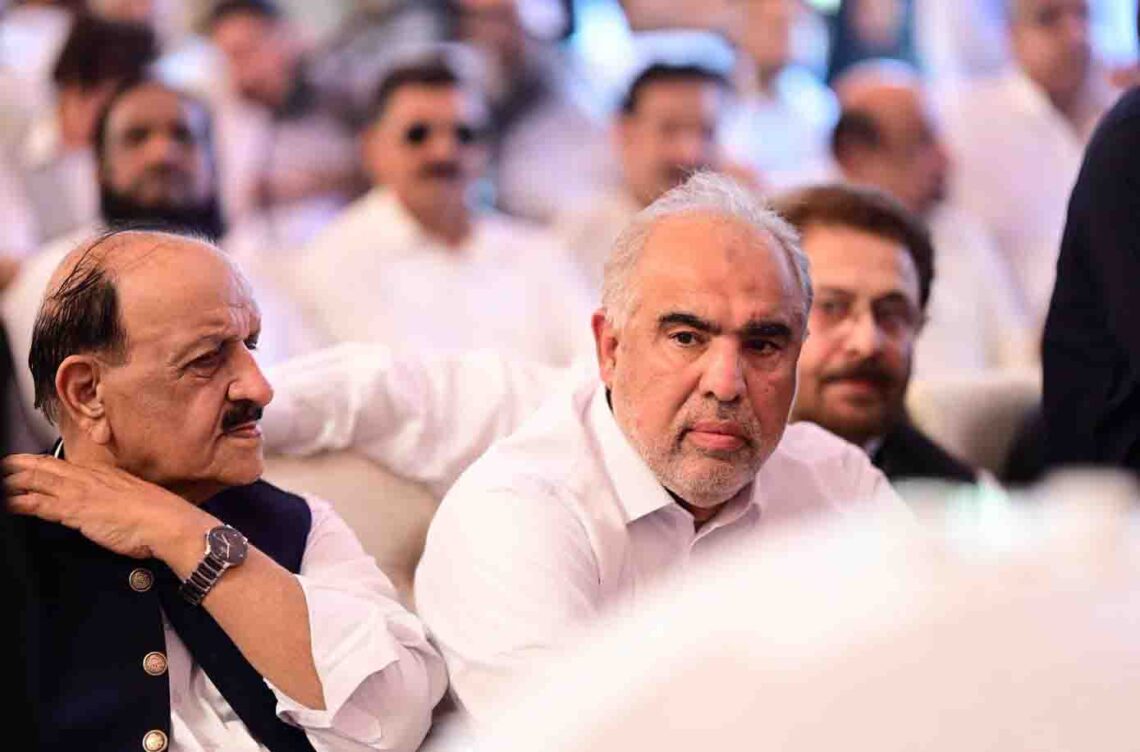 اخراج دانشجویان طب اهل افغانستان؛ سیاست‌مدار پاکستانی می‌گوید به دادگاه عالی پشاور شکایت کرده است
