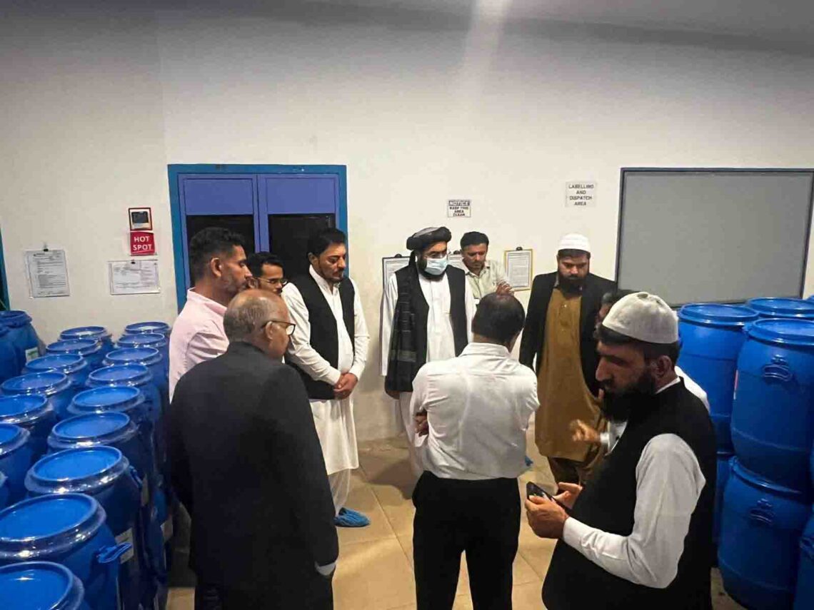 معاون وزارت صحت طالبان در سفر به هند از چند کارخانه و آزمایشگاه بازدید کرد