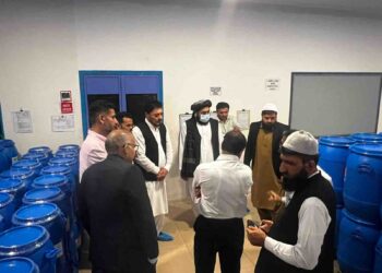 معاون وزارت صحت طالبان در سفر به هند از چند کارخانه و آزمایشگاه بازدید کرد