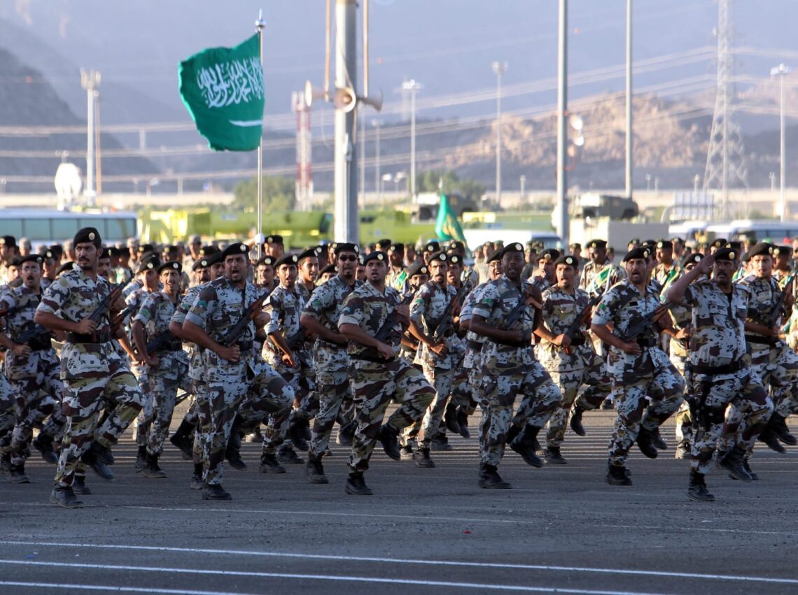 در پی سقوط یک بالگرد عربستان دو تن جان باختند