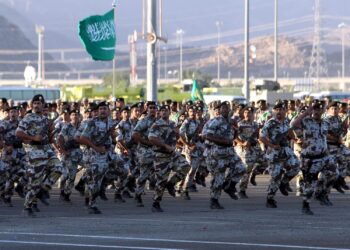 در پی سقوط یک بالگرد عربستان دو تن جان باختند
