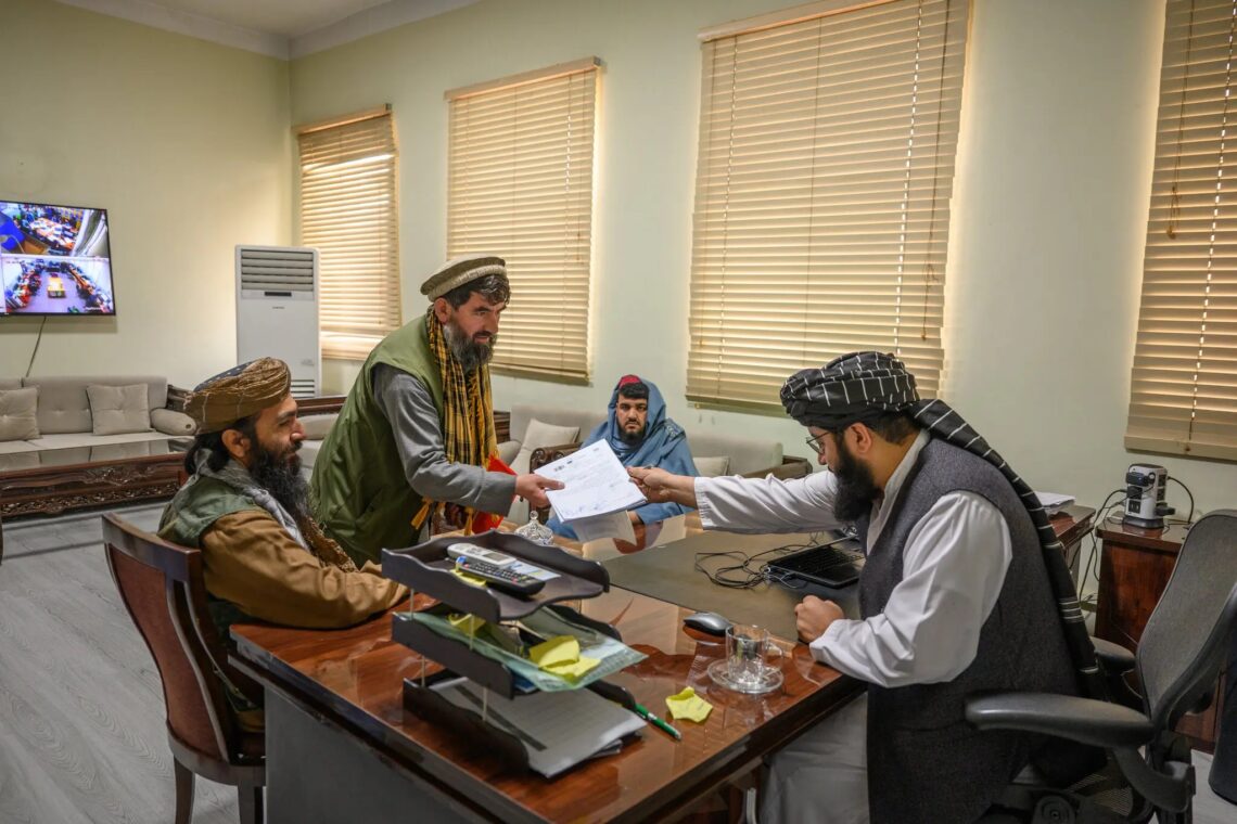 طالبان گزارش‌ها در مورد تاخیر در پرداخت معاشات را رد کرد