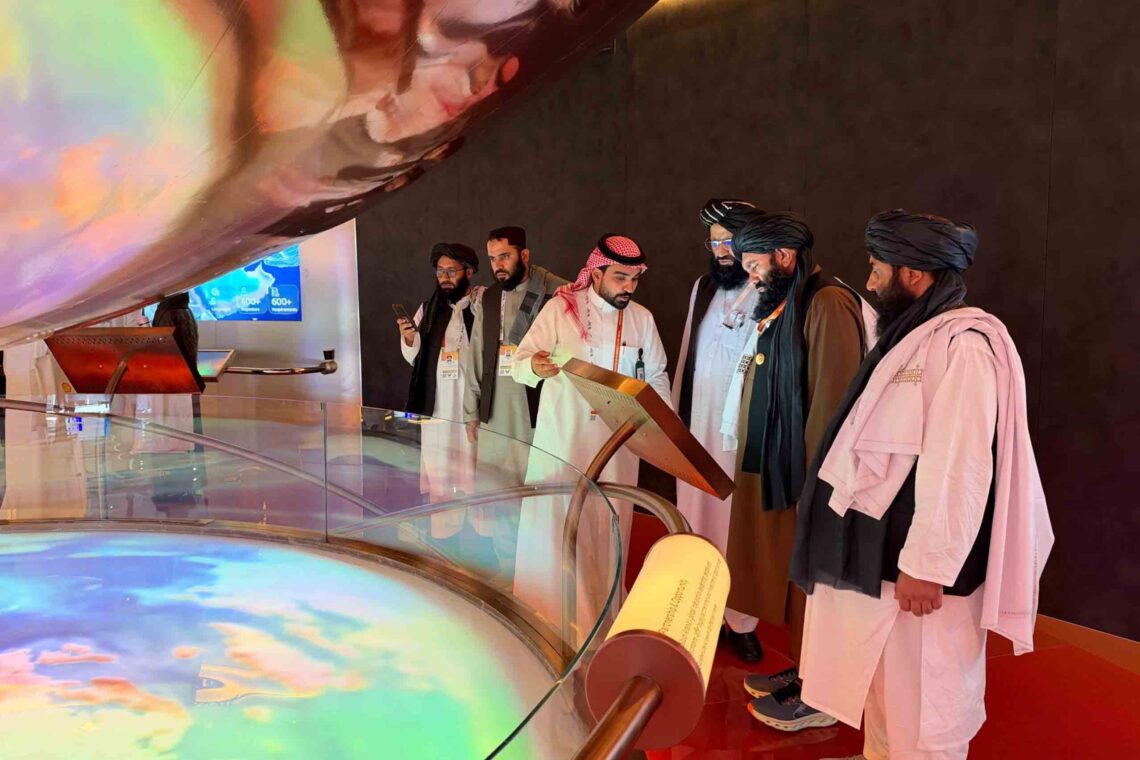 وزیر آب و انرژی طالبان از نمایشگاهی در عربستان بازدید کرد