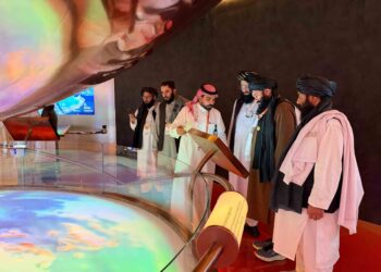 وزیر آب و انرژی طالبان از نمایشگاهی در عربستان بازدید کرد